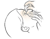Mujer que inclina la cabeza hacia atrás y baja suavemente el párpado inferior. Con la otra mano, sostiene un frasco de gotas oftálmicas por encima del ojo.