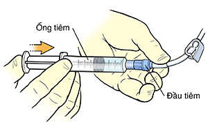 Cận cảnh đôi tay dùng gạc cồn vệ sinh đầu tiêm của đường truyền trung tâm.
